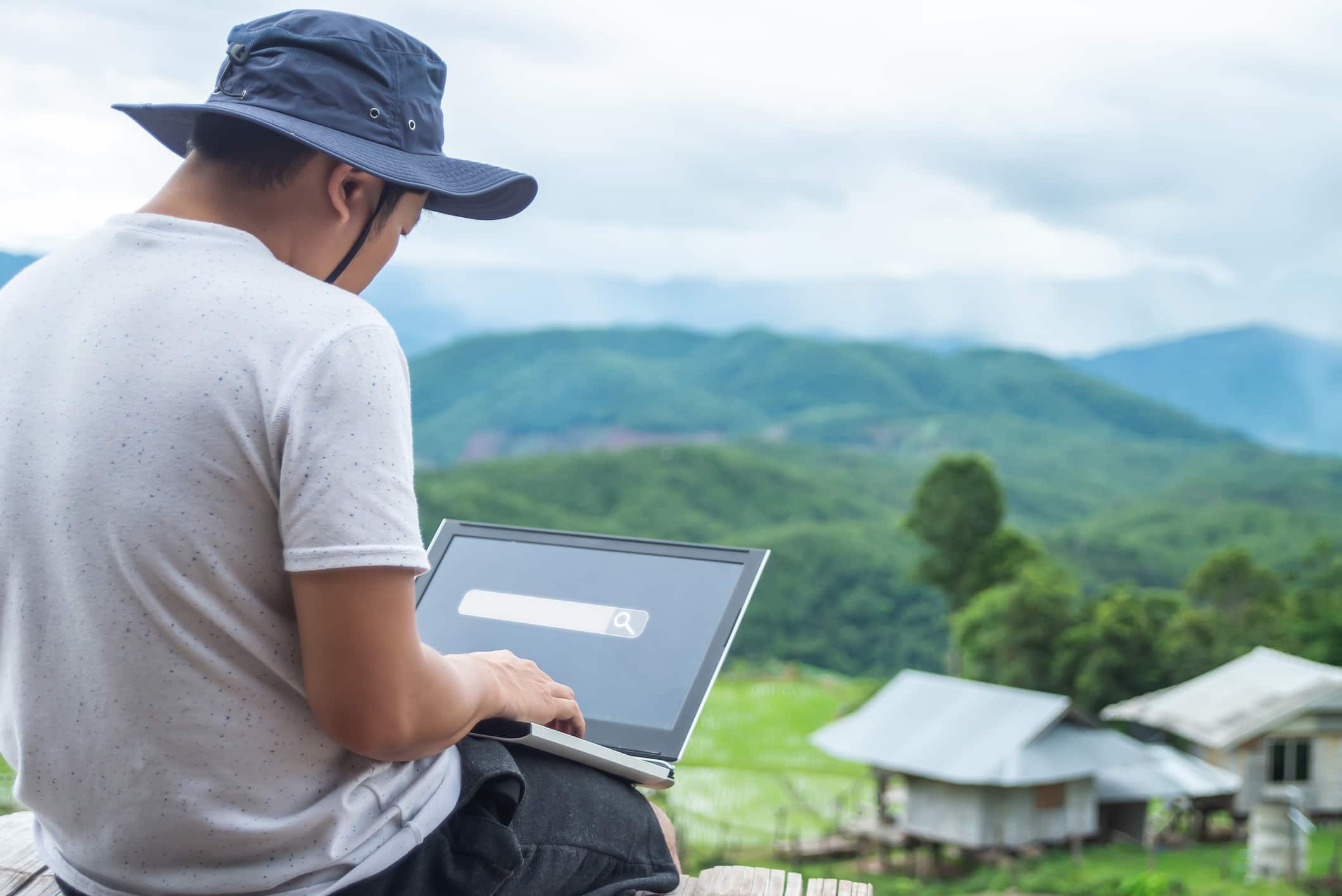 Persona trabajando con laptop en la naturaleza